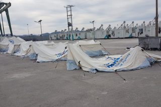 Κατεβάζουν σκηνές στον Σκαραμαγκά
