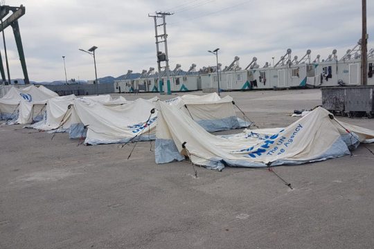 Κατεβάζουν σκηνές στον Σκαραμαγκά