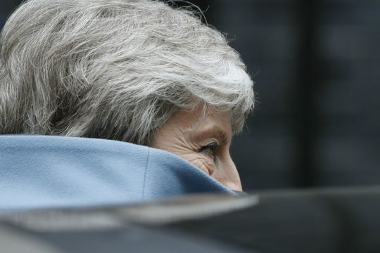 Ανεπιθύμητη η Μέι στο ίδιο της το κόμμα 