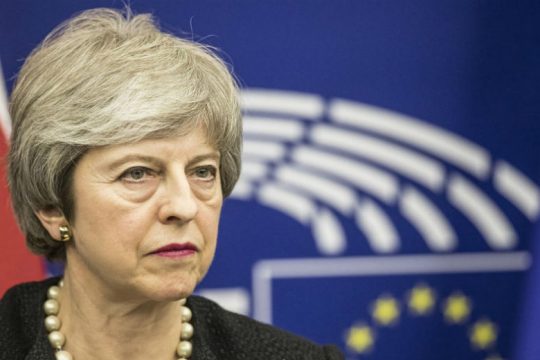 Τρίμηνη παράταση ζητάει η Μέι, τελεσίγραφο από την Ε.Ε.