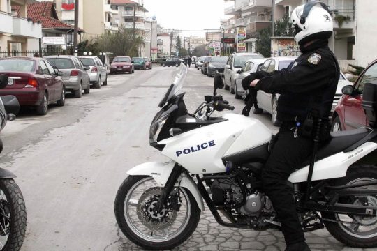 Έρευνα για τις χειροπέδες σε 90χρονη που πουλούσε… κάλτσες στη λαϊκή