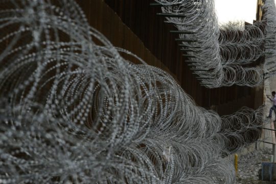 Συνοριοφύλακες με σπρέι κατά μεταναστών στα σύνορα Μεξικού – ΗΠΑ