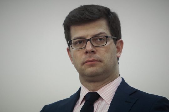Διευκρινίσεις για την επίπλωση των γραφείων του Α. Τόλκα