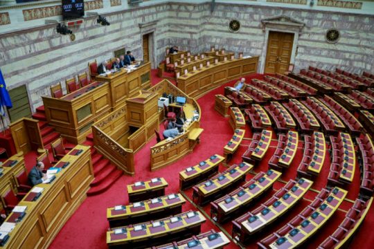 Στη Βουλή το «σπάσιμο» δήμων