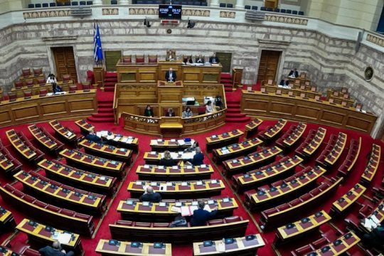 Λιγότερα παιδιά σε μεγαλύτερη ηλικία γεννούν οι Ελληνίδες