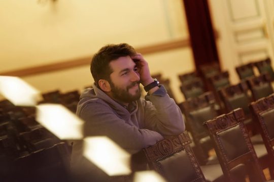 «Η ποίηση ερμηνεύει τις ζωές που ζούμε»