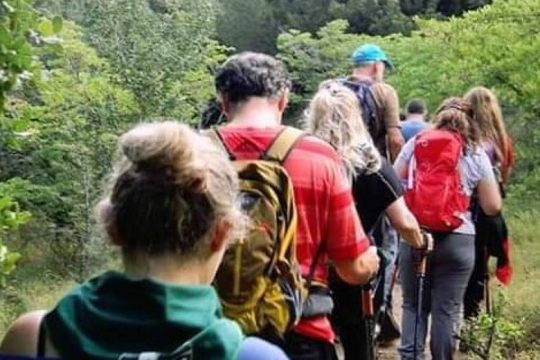 Το δισάκι μου κρεμάω και στον Υμηττό περπατάω