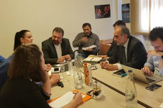 Πιο γρήγορα τα έγγραφα για τους εργάτες στα φραουλοχώραφα