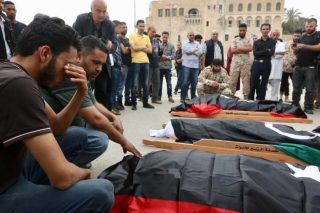 Σφοδρές μάχες για τρίτη εβδομάδα στη Λιβύη