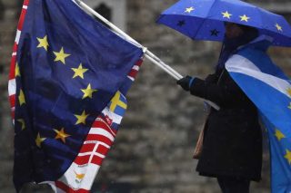 Ολα του Brexit δύσκολα, τους τρύπησε κι η στέγη!