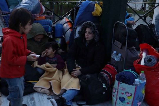 Στο Σύνταγμα οι πρόσφυγες της εκκενωθείσας κατάληψης