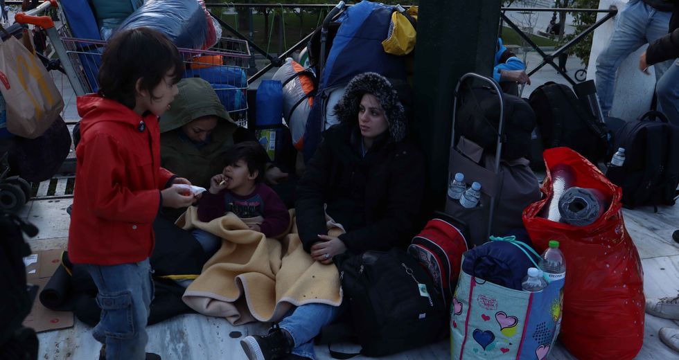 Στο Σύνταγμα οι πρόσφυγες της εκκενωθείσας κατάληψης