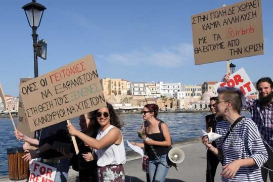 Η στέγη στα Χανιά έγινε προνόμιο των… περαστικών