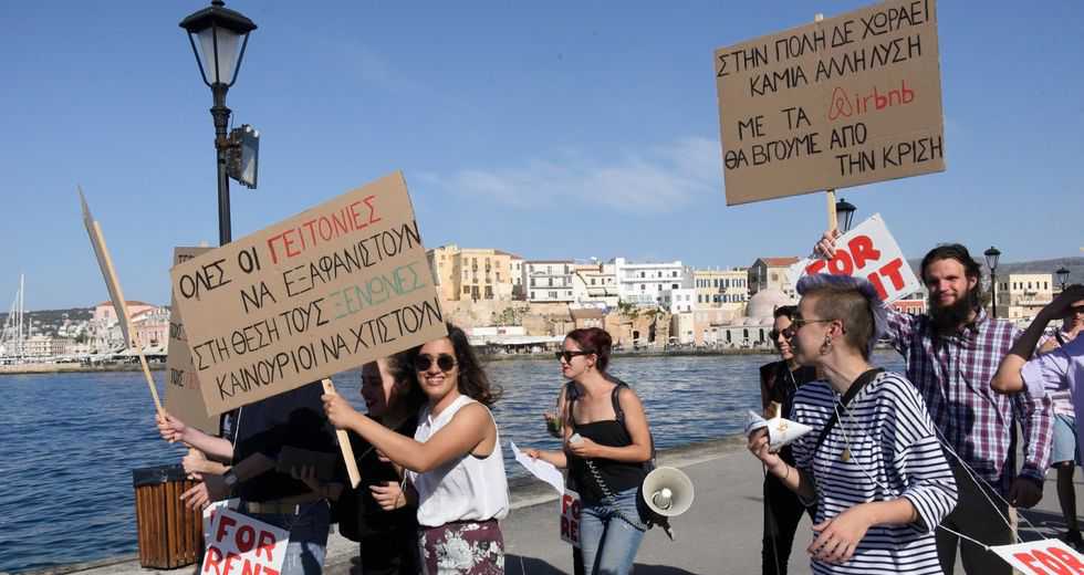 Η στέγη στα Χανιά έγινε προνόμιο των… περαστικών