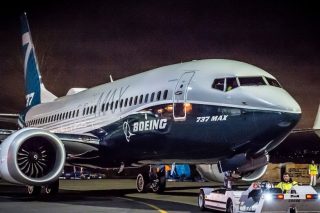 «Βουλιάζει» η Boeing