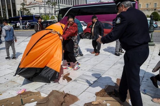 Σε δομή του Ελαιώνα οι πρόσφυγες που είχαν κατασκηνώσει στο Σύνταγμα