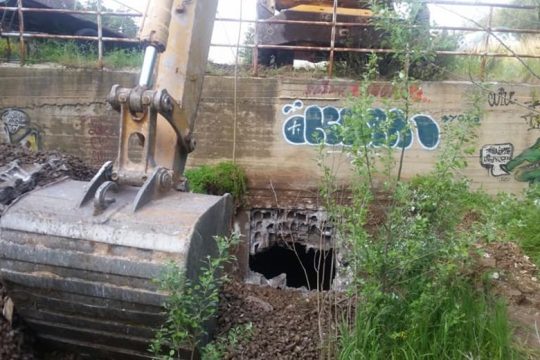 Επεσε ο «μυστηριώδης» τοίχος της Πικροδάφνης