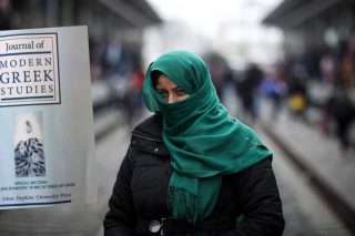 Γυναίκες εγκλωβισμένες στην οικιακή εργασία