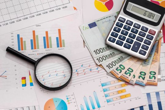 Μειώνεται στο μισό το επιτόκιο για τις οφειλές του Δημοσίου