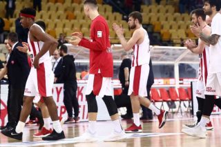«Ερυθρόλευκη» αμηχανία