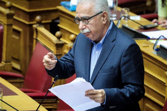 Στα μαχαίρια για την εκπαίδευση