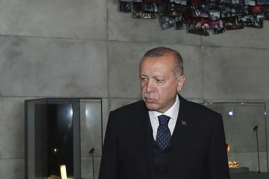 Στριμωγμένος εντός και εκτός