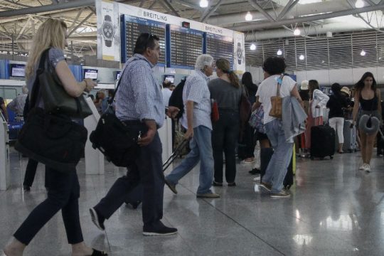 Αλλαγές από σήμερα στους ταξιδιωτικούς ελέγχους για χώρες εκτός Σένγκεν