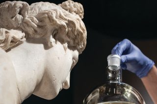 Η Αφροδίτη φορούσε μόνο τ’ άρωμά της