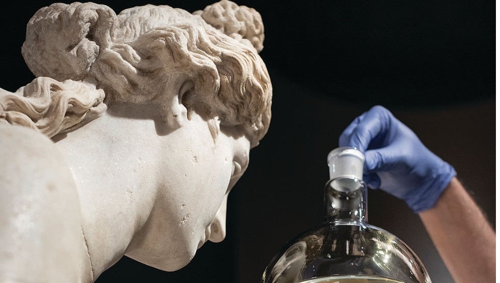 Η Αφροδίτη φορούσε μόνο τ’ άρωμά της