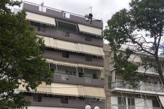 Άνδρας απειλεί να πέσει από ταράτσα κτιρίου στο Αγρίνιο