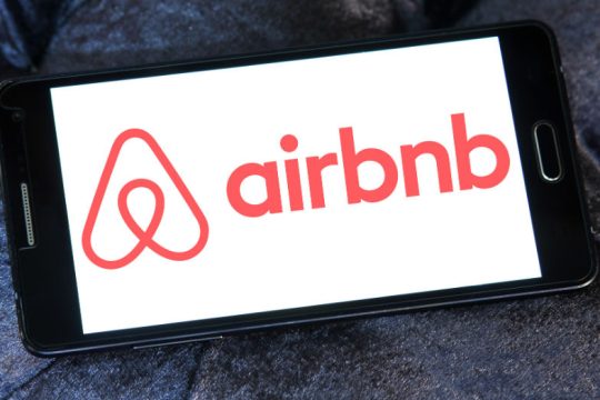 Στην «φάκα» της Εφορίας κρυφά εισοδήματα από Airbnb