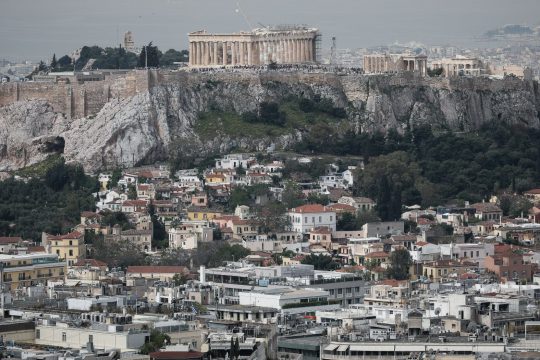 Ανεβαίνει η θερμοκρασία, επιμένει η αφρικανική σκόνη