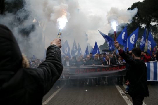 Συγκρούσεις έξω από κυβερνητικά κτήρια στα Τίρανα