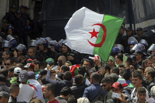Άγρια καταστολή στους αντικυβερνητικούς διαδηλωτές στην Αλγερία