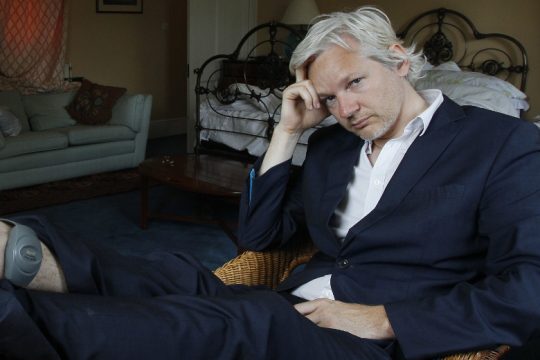 Ο Ασάνζ και το πρόσωπο του τέρατος