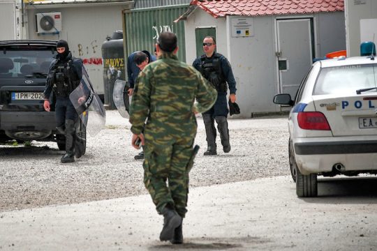Ανακατάταξη προσφύγων με ένταση και προσαγωγές στον Ελαιώνα