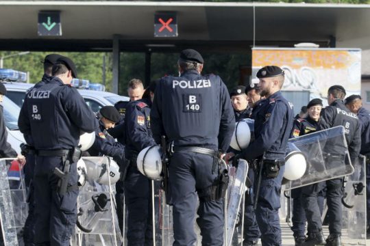 Η Αυστρία παρατείνει τους συνοριακούς ελέγχους με Ουγγαρία και Σλοβενία