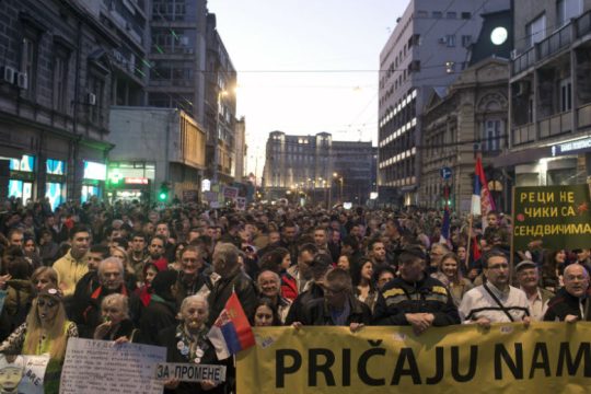 Ένταση και επεισόδια στο Βελιγράδι για τα… κάγκελα στους δρόμους