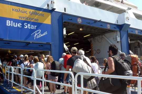 Έκτακτα δρομολόγια μετά την πρόσκρουση πλοίου σε προβλήτα