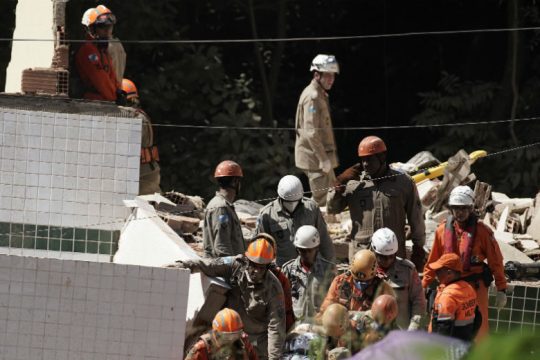 Μεγαλώνει ο αριθμός των θυμάτων από την κατάρρευση κτιρίων στη Βραζιλία