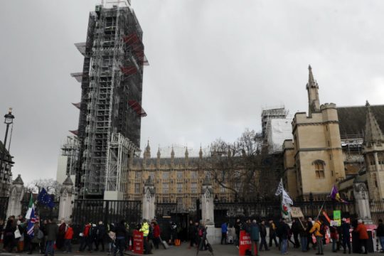 Παράταση αδιεξόδου στο Brexit με τον χρόνο να κυλάει χωρίς αποτέλεσμα