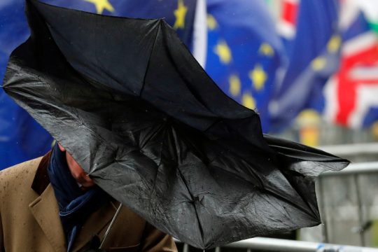 Guardian: Η Μέι ετοιμάζει επιστολή – ανατροπή στον Κόρμπιν