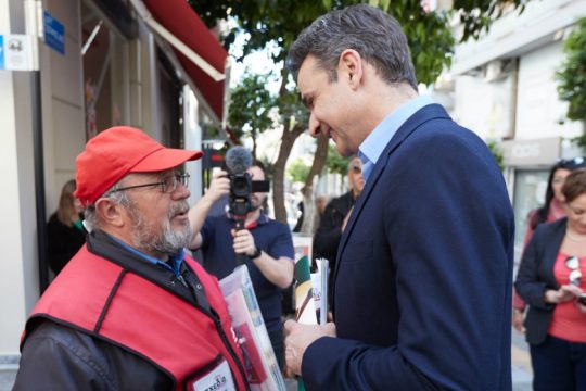 Πωλητής του περιοδικού «Σχεδία» διαψεύδει τον Μητσοτάκη