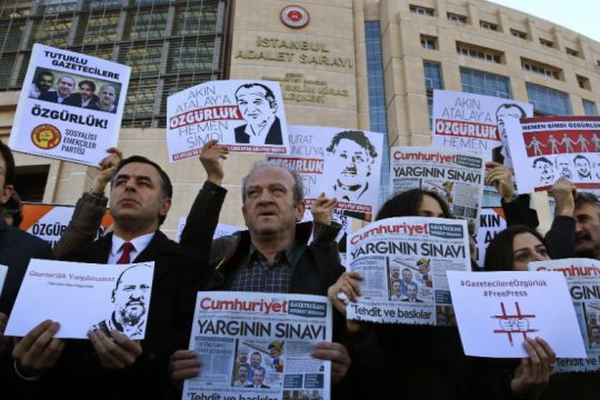 Καταδικάστηκαν στο εφετείο έξι δημοσιογράφοι της Cumhuriyet