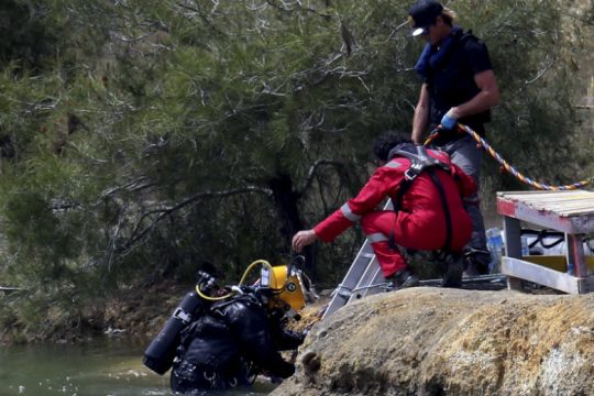 Βαλίτσα με το πτώμα μιας γυναίκας ανασύρθηκε από την Κόκκινη Λίμνη