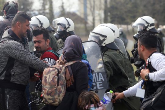 Παραμένει η ένταση στα Διαβατά, αποκλιμάκωση στον σταθμό Λαρίσης