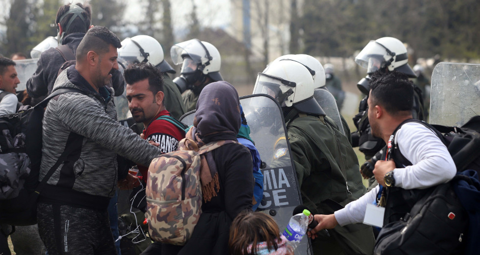 Παραμένει η ένταση στα Διαβατά, αποκλιμάκωση στον σταθμό Λαρίσης
