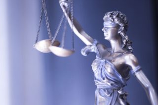Υπερβολές και… επικρίσεις για τη Δικαιοσύνη α λα καρτ