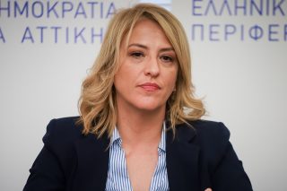 Η Ρένα Δούρου… στην πυρά