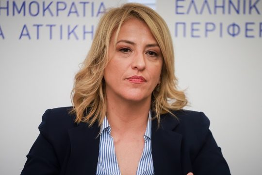 Η Ρένα Δούρου… στην πυρά